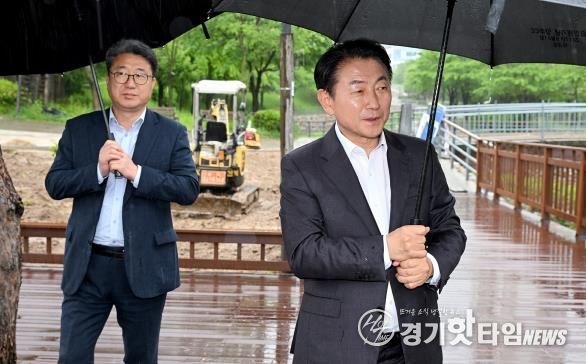 김동근 시장이 5월 9일 민락동 송산3동행정복지센터 앞 녹지대에 조성 중인 다목적 쉼터 현장을 방문해 공사 진행 상황을 점검하고 있다.