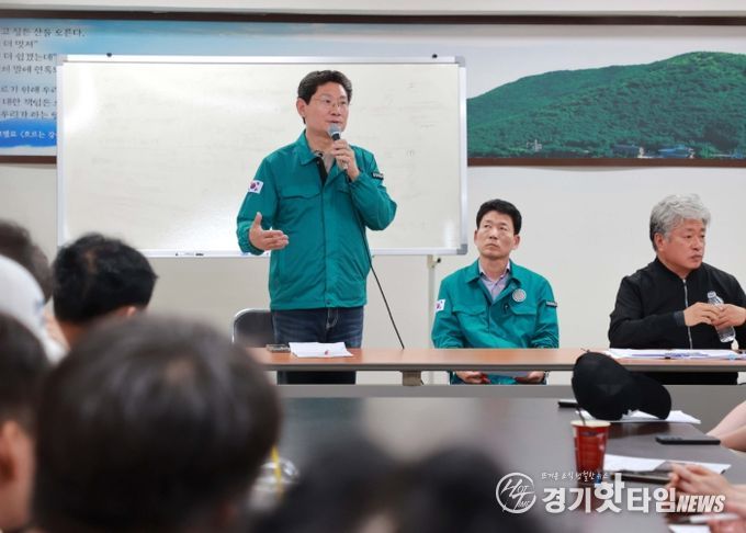 이상일 용인특례시장은 8일 서천동 천공기 전도 사고 피해 현장을 찾아 주민을 위로하고 지원 의지를 피력했다