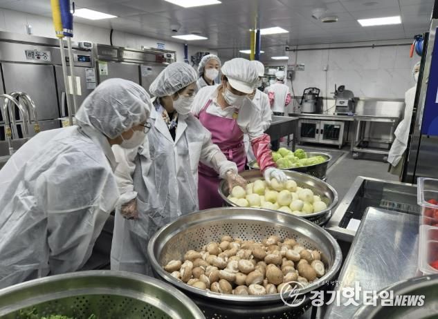 경기도의회 김영희 의원, 오산 세마중 급식실 찾아 식재료 전처리 과정 등 참관