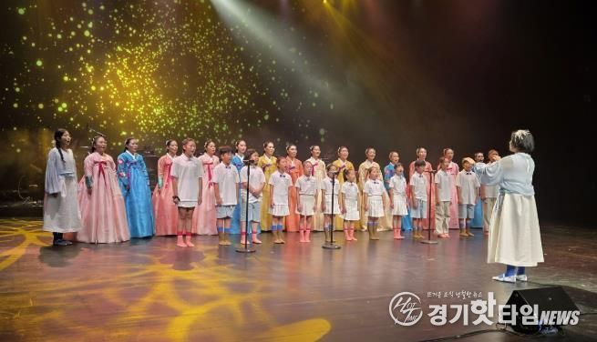 안산경기민요단이 안산문화예술의전당 달맞이극장에서 정기공연을 펼치고 있다.