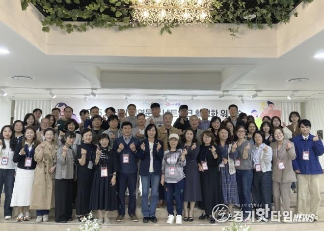 이선희 문화체육관광국장(맨 앞줄 왼쪽 여덟번째)이 안산시 지역문화 네트워크 활성화 워크숍 참석자들과 함께 기념촬영을 하고 있다.