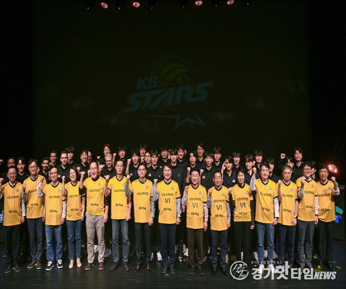 김동근 시장이 10월 18일 KB손해보험 스타즈 배구단의 2025-26 V리그 출정식에서 참석자들과 기념사진을 찍고 있다.