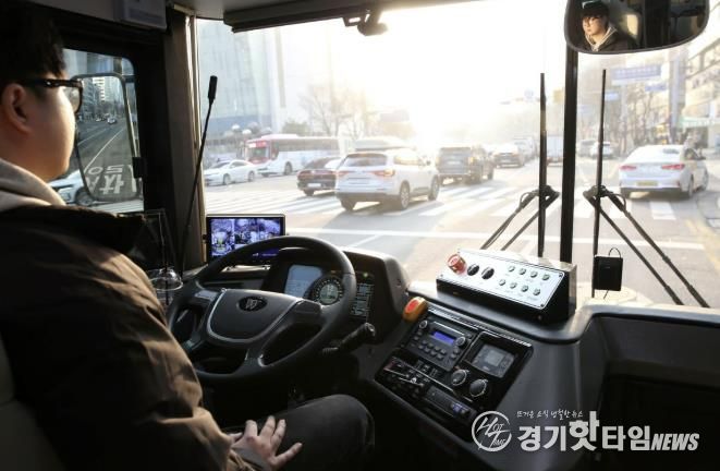 안양시 주야로의 관리자가 핸들에서 손을 떼고 운전석에 앉아 자율주행을 제어하고 있다