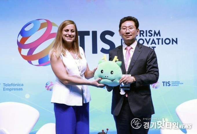 스페인 세비야 피베스(FIBES)에서 열린 TIS 2025에 참석한 이상일 시장이 세션 종료 후 진행자에게 조아용 인형을 전달하고 있다