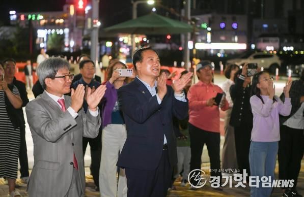 이권재 오산시장이 10월16일 신동아2차아파트 점등식에 참석한 모습