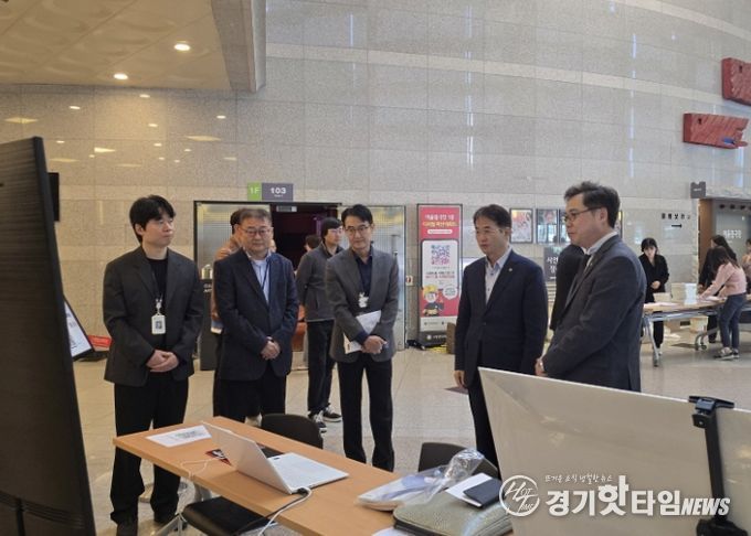 공인중개사 연수교육장에서 디지털지도 플랫폼에 대해 설명을 듣고 있는 이동환 고양특례시장