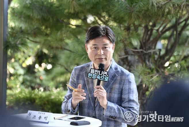 조용익 부천시장이 27일, 고라개공원에서 열린 ‘틈만나면, 현장속으로’ 에서 레미콘 공장 일대 환경오염 최소화를 위해 주민 및 업체 관계자와 의견을 나누고 있다.