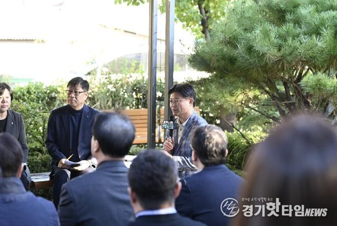 조용익 부천시장(왼쪽에서 세번째)이 27일, 고라개공원에서 열린 ‘틈만나면, 현장속으로’ 에서 레미콘 공장 일대 환경오염 최소화를 위해 주민 및 업체 관계자와 의견을 나누고 있다