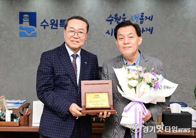 이재준 수원시장(오른쪽), 경기도사회복지협의회 강기태 회장이 함께하고 있다.