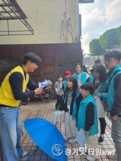 지난 25일 ‘수원화성 볼런투어’에 참여한 안성시가족봉사단이 김세환 집터 앞에서 자원봉사의 역사퀴즈를 듣고 있다.