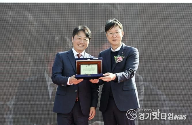 이민근 안산시장(오른쪽)이 윤동열 안산대학교 총장(왼쪽)으로부터 감사패를 전달받고 함께 기념촬영을 하고 있다.