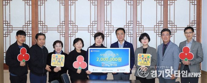 왼쪽부터 통복시장상인회 성현필 청년부회장, 이철수 회장, 박선녀 여성부회장, 송호일 총무이사, 손용덕 부녀회장, 정장선 평택시장, 평택시 김보경 일자리경제과장, 평택행복나눔본부 나눔국장 황성식, 평택시 일자리경제과 김두희 전통시장팀장