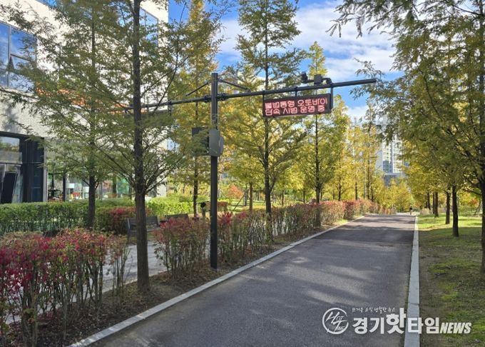 미사숲공원 내 ‘불법통행 오토바이 단속 시범 운영’ 안내 led 표지판 모습. AI 카메라가 불법 오토바이를 인식하면 전광판에 해당 오토바이 번호가 표출된다.