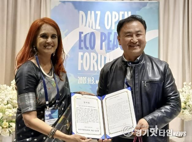 파주시민네트워크 이성수 운영위원이 나야르 작가에게 감사장을 수여하고 있다