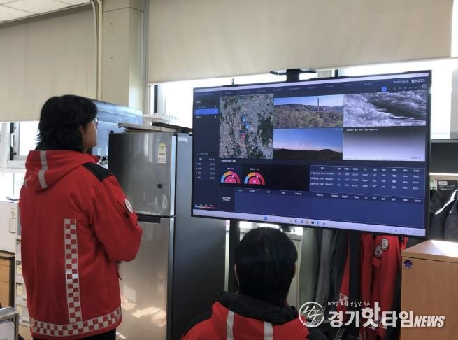 광명시 산불방지대책본부에서 실시간으로 송출되는 산불 감시 영상과 AI 복합진단 알고리즘 기술로 분석한 결과를 모니터링하고 있다.