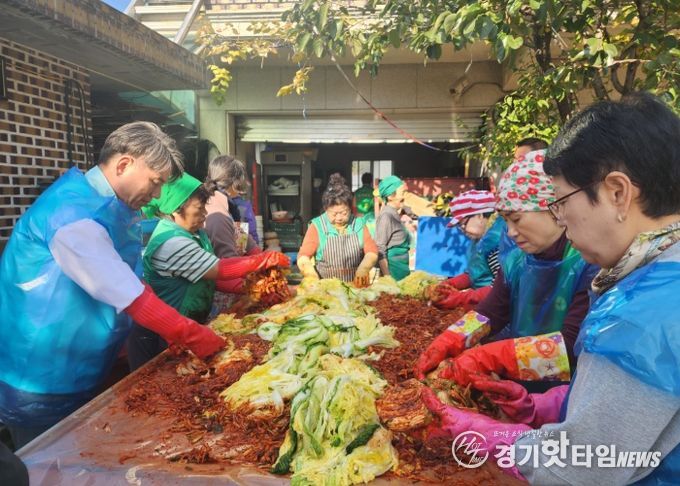 남양주시 오남읍 새마을부녀회, 따뜻한 나눔 실천 ‘사랑의 김장 담그기’