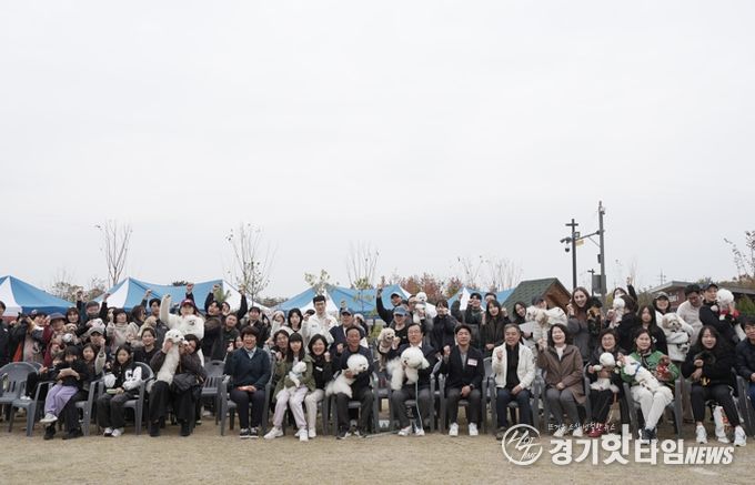 8일 미사아일랜드 펫존에서 열린 ‘2025 하남시 반려동물 문화축제’에서 반려인과 반려견들이 기념촬영을 하고 있다.