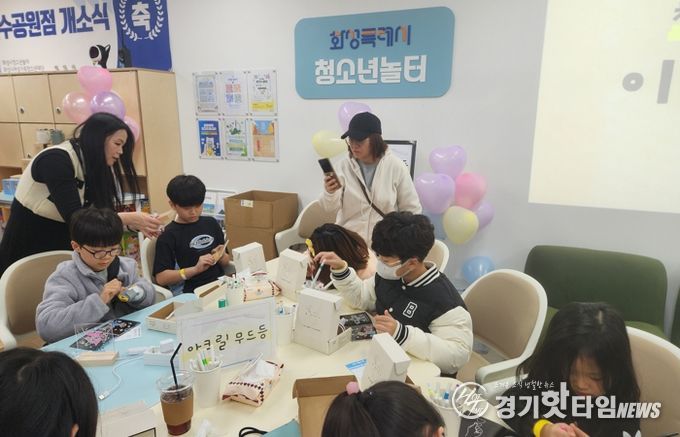 화성특례시 청소년놀터 동탄호수공원점에서 학생들이 아크릴 무드등 만들기를 체험하고 있다.