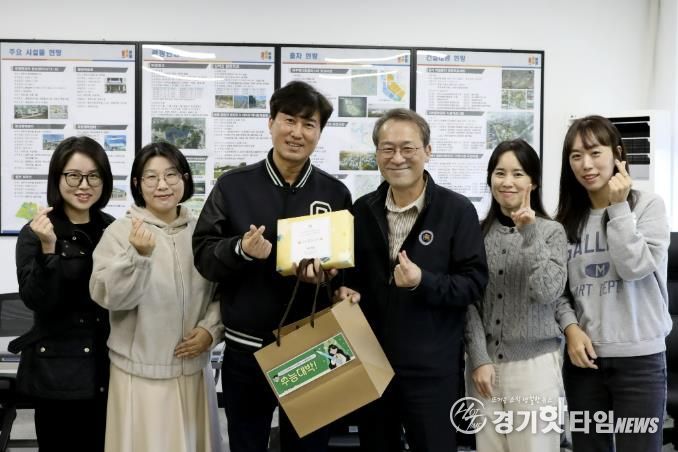 공사 월롱청사에서 조동칠 사장이 수험생 자녀를 둔 임직원에게 수능 응원선물을 전달하고 있다.