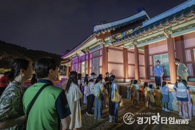 수원화성 태평성대 ‘주민 배우와 함께하는 고궁 산책’ 프로그램을 진행하고 있다.