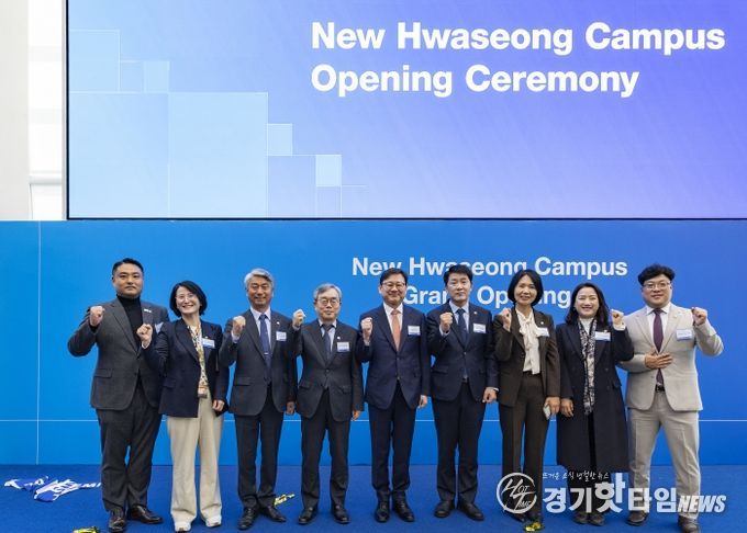 준공식에 참석한 화성특례시의원 기념 사진