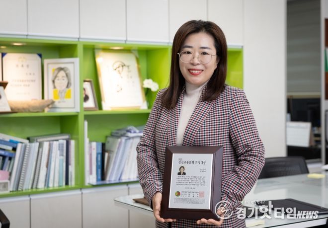 강혜숙 시의원이 ‘2025 한국선진교통문화 의정대상’ 상패를 들고 기념촬영을 하고 있다.