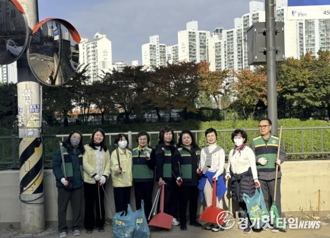 광명시 광명1동 행정복지센터(동장 김숙자)는 지난 13일 통장협의회와 함께 겨울철을 앞두고 쾌적한 주거환경 조성을 위한 환경정화 활동을 했다.