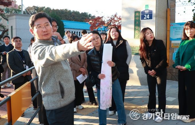 이상일 용인특례시장이 14일 포곡초등학교에서 학부모들과 만나 학생들의 안전을 위한 방안을 논의했다.