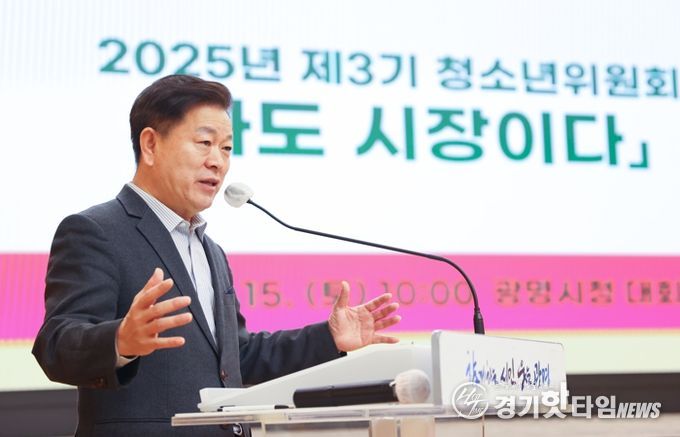 박승원 광명시장이 지난 15일 시청 대회의실에서 개최한 청소년 정책제안 보고회 '나도 시장이다'에 참석해 인사말을 하고 있다.