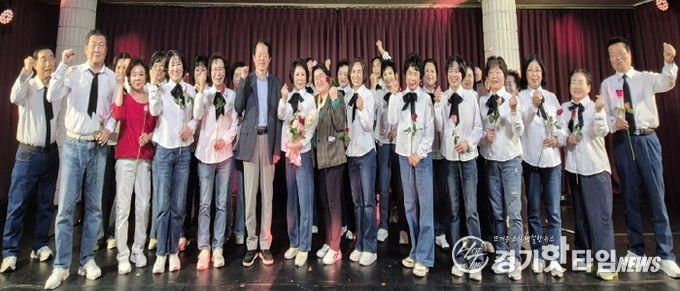 수원시 영통구 광교2동 라온시니어 합창단, 주민 환호 속에 정기연주회 성료