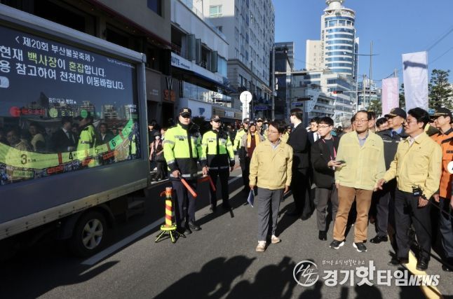 김민석 국무총리가 15일 부산 광안리해수욕장 일대를 돌아보며 부산 불꽃축제 안전관리상황을 점검하고 있다.(국무총리실)