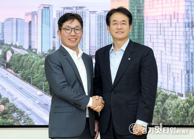 (오른쪽)이동환 고양특례시장과 김유원 네이버클라우드 대표이사