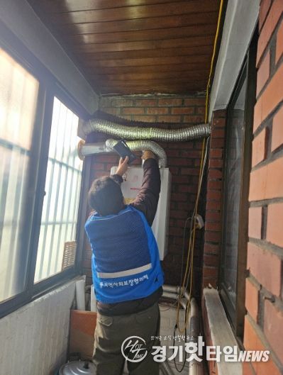 광명시 철산2동 지역사회보장협의체는 지난 18일, 본격적인 겨울철을 앞두고 어르신들의 안전한 겨울나기를 위해 관내 경로당 2곳과 공동생활시설 ‘동행’을 방문해 수도와 난방시설의 사전 안전 점검을 실시했다.