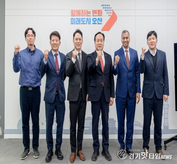 (왼쪽 두 번째부터) 박광선 어플라이드 머티어리얼즈 코리아 대표, 이권재 오산시장, 사티시 쿠푸라오 어플라이드 머티어리얼즈 반도체 운영 총괄 부사장 등이 어플라이드 컬래버레이션 센터 코리아 부지에서 현장점검 후 기념촬영을 하고 있다.