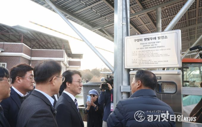 김민석 국무총리가 20일 경기도 여주시 구양리 마을 태양광 발전소를 방문, 발전 시설을 둘러보고 있다.