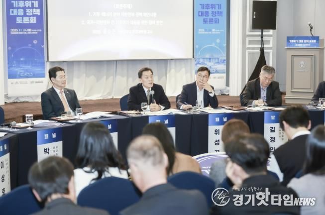 이재준 수원시장이 패널토론에서 발언하고 있다.