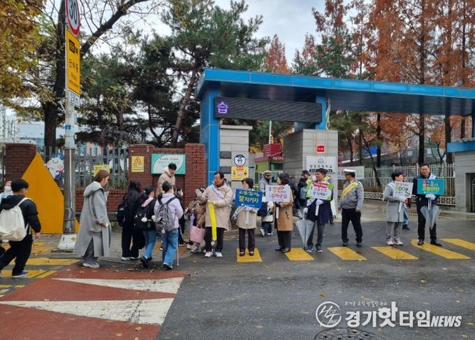 27일 오전, 창우초등학교 통학로에서 이현재 하남시장이 학생들이 안전하게 건널 수 있도록 보행을 안내하고 있다.