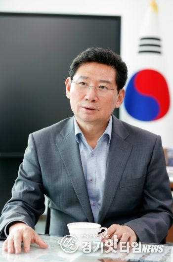이상일 용인특례시장은 지난 8월 13일 구윤철 기획재정부 장관에게 서한문을 보내 '용인 첨단시스템반도체 클러스터 국가산업단지'에 토지를 수용당한 이주민을 위한 지원책 마련을 건의했다