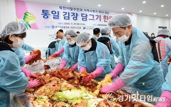 김동근 시장이 11월 29일 ‘통일 김장 담그기 한마당’ 행사에서 김장을 담그고 있다.
