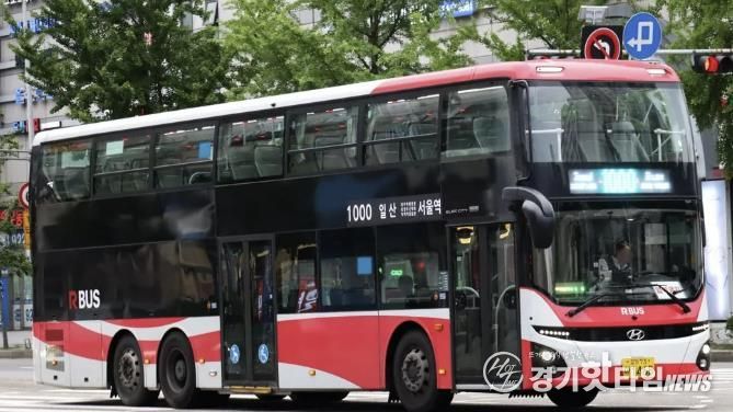 고양시에서 서울시로 운행하는 1000번 직행좌석버스 노선에 투입된 2층 버스