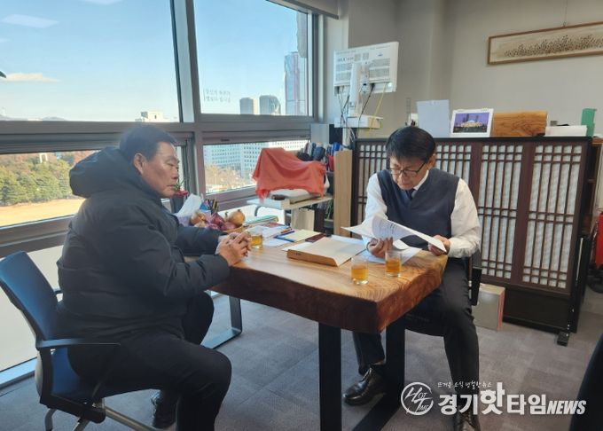 무안군 주요 사업 반영 현황 파악을 위해 서삼석 국회의원실을 방문한 김산 군수