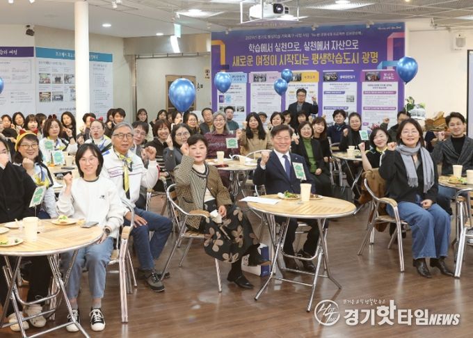 박승원 광명시장이 지난 3일 평생학습원에서 열린 '리(Re):본 광명시대 프로젝트' 성과공유회에 참석해 광명자치대학교 졸업생으로 구성된 5개 실천단과 기념사진을 촬영하고 있다.