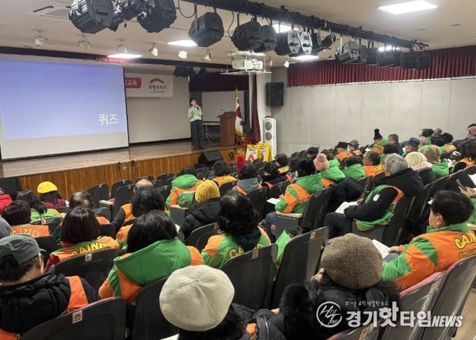 4일 열린시민청 2층 민방위교육장에서 광명시 자율방재단 단원 70여 명을 대상으로 '2025년 재해구호교육'이 진행되고 있다.