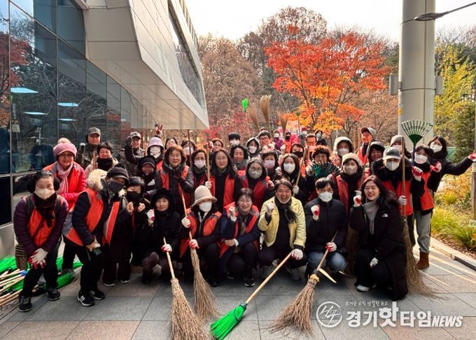 광명시 철산3동 행정복지센터는 지난 3일 동절기에 대비해 ‘2차 낙엽 대청소’를 실시했다.