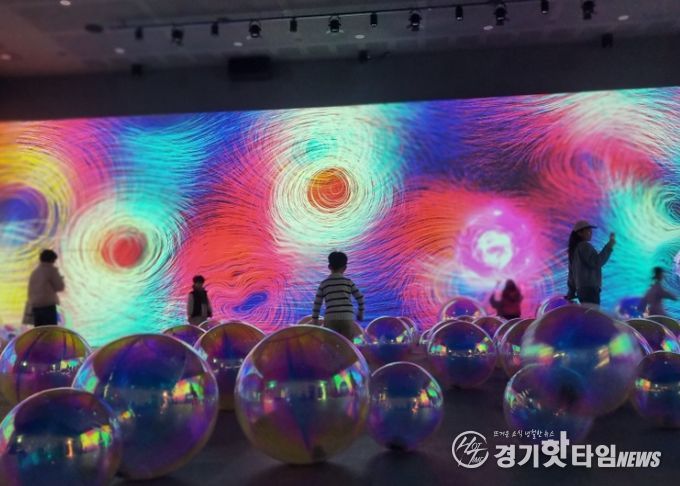 김포시가 오는 31일까지 김포미디어아트센터에서 <물 위의 세계>를 통해 김포의 포구를 조명하고 있다.