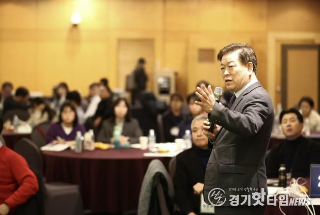 박승원 광명시장이 4일 오후 제주도 켄싱턴 리조트에서 열린 ‘2025 대한민국 ESG정원정책포럼-공무원 혁신 리더십 과정’에 참석해 ‘탄소중립으로 지속가능한 도시전환’을 주제로 한 특별강연을 하고 있다.