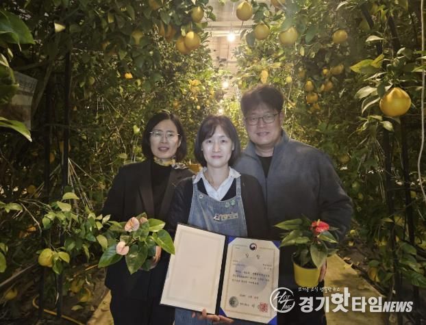 농촌진흥청 주최 '제21회 생활원예·치유농업 경진대회'서 우수상을 수상한 한수정 팜앤트리 대표(가운데)