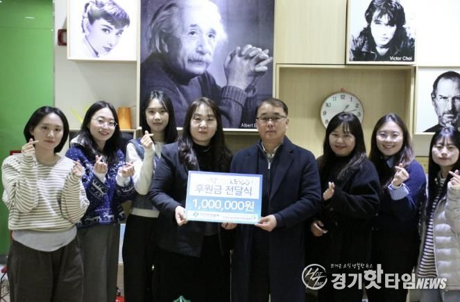 후원금 전달식 후 기념촬영을 하고 있다.