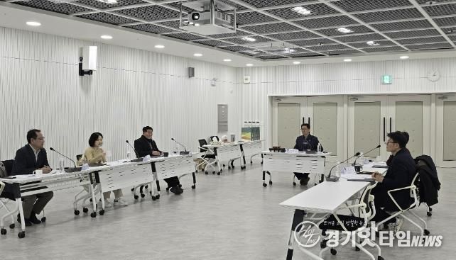 수원시가 ‘2025년 수원시 수목원 운영자문위원회 회의’를 열고 있다.