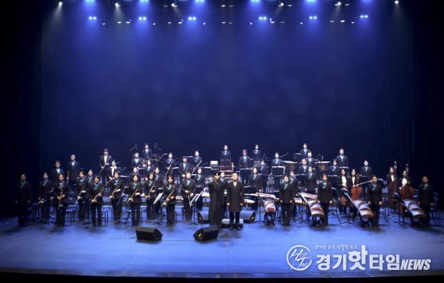 안산시립국악단이 4일 안산문화예술의전당 해돋이극장에서 제69회 정기연주회 '월드 오케스트라 Ⅶ'를 진행하고 있다.